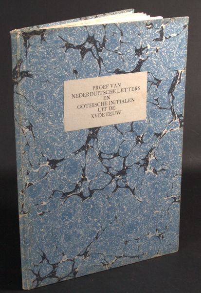 Proef van nederduitsche letters en Gothische initialen uit de XVde eeuw. Spécimen de caracteres Flamands et d'initiales Gothiques du XVme siècle. Probe niederdeutscher Schriften und gothischer Initialen aus dem XVten Jahrhundert. Specimen of Dutch black-