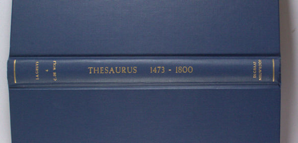 Gruys, J.A. & C. de Wolf. Thesaurus 1473-1800. Nederlandse boekdrukkers en boekverkopers met plaatsen en jaren van werkzaamheid / Dutch printers and booksellers. With places and years of activity.