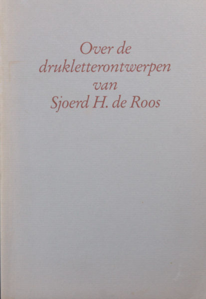 Dooijes, Dick. Over de drukletterontwerpen van Sjoerd H. de Roos.