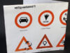 Werner, Ad. Affiche met alternatieve verkeerstekens: U nadert de Walletjes, Hotel Garni, Vrij-ingang, Nieuw Links, Naar de Hemel, Drive-in zwembad.