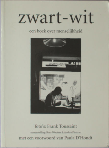 Wouters, Rosa &Anders Pieterse (samenst.) Toussaint, Frank (foto's). Zwart-wit. Een boek over menselijkheid.